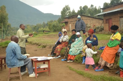 Munyarugero talking with villagers